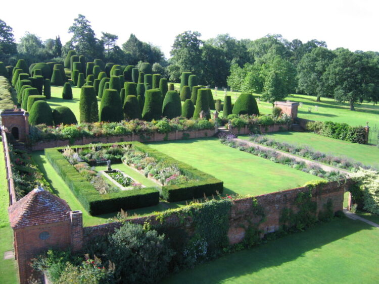 Top 8 gardens to visit on a canal boat holiday