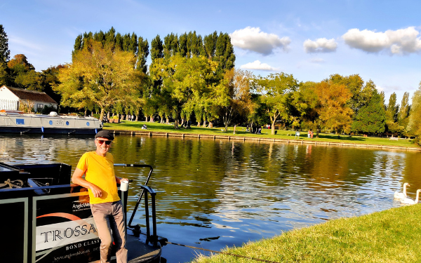 Stan Cullimore's canal boat holiday on the River Thames