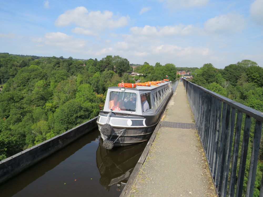 Little Star trip boat crossing the Pontcysyllte Aqueduct