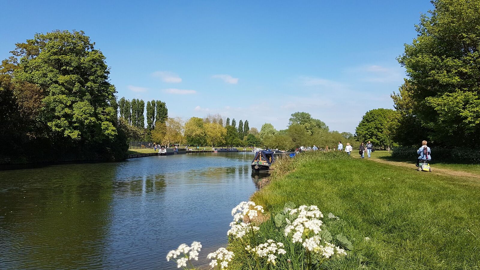 Canal boat holidays on the River Thames at Abingdon